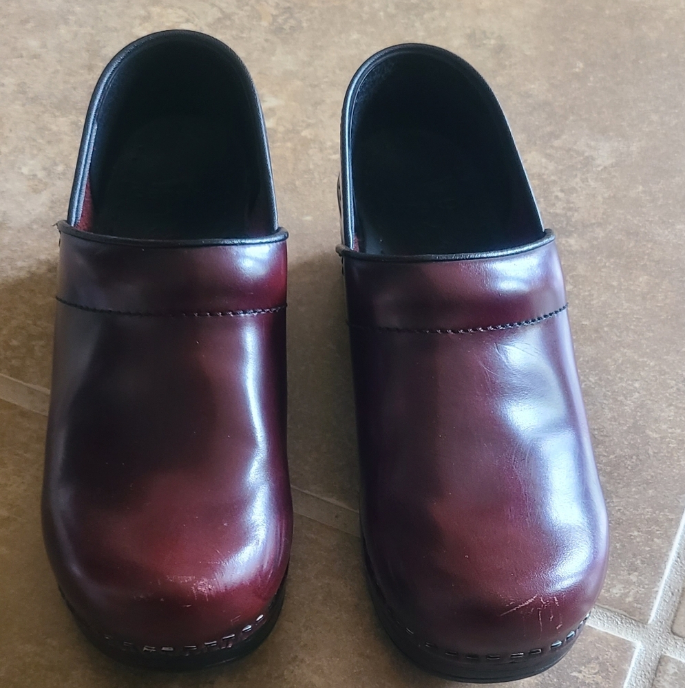 dansko Burgundy Womens Leather Clogs Sz 37